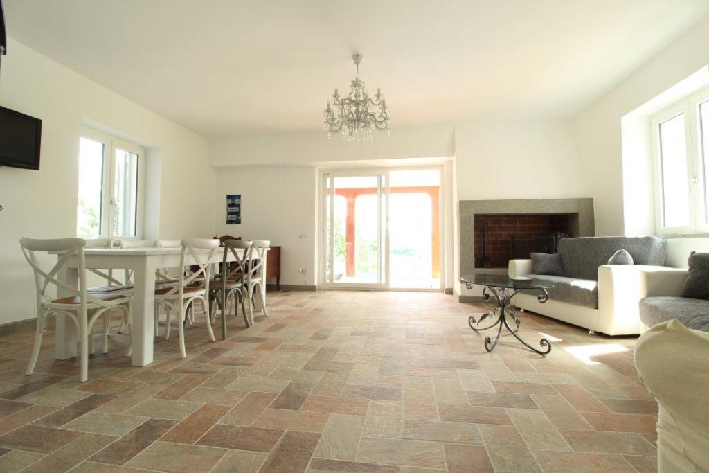 Luxury Villa Arianna Tarano エクステリア 写真